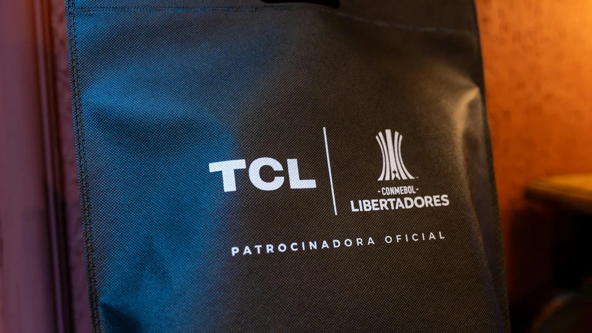 Cargador inalámbrico de escritorio con logo