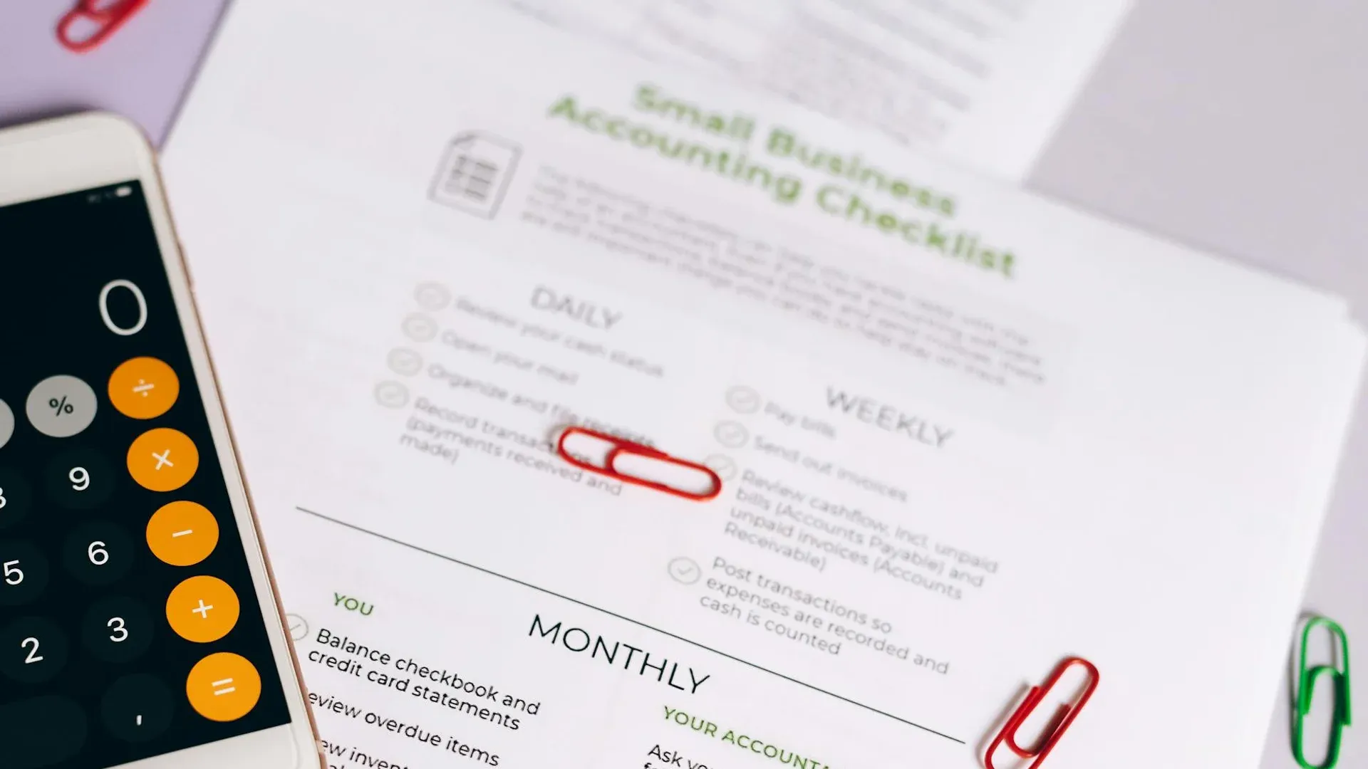 Lista de verificación junto a muestras de material POP