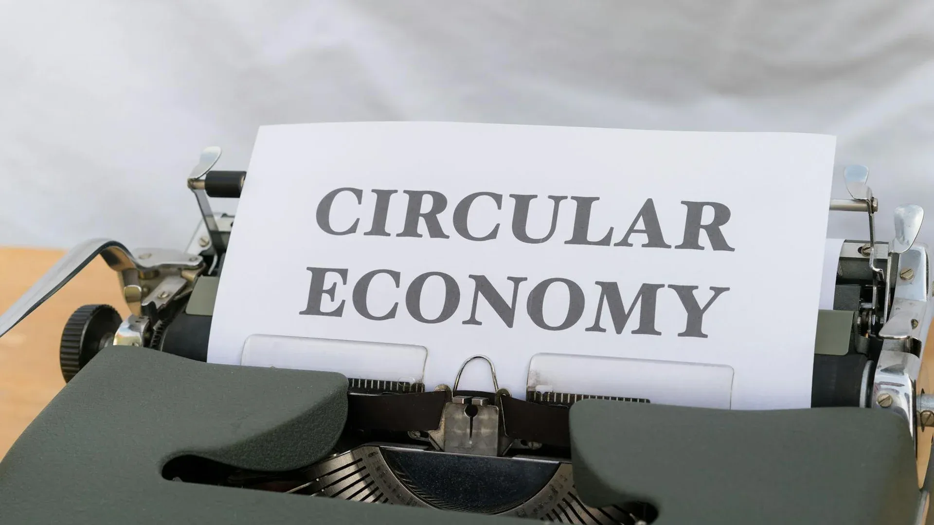 Productos tecnológicos promocionales y concepto de reciclaje