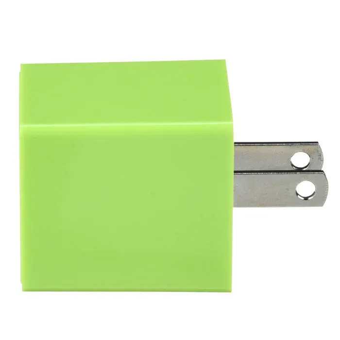 Cargador de pared dual USB-C visto de costado, superficie lista para logo