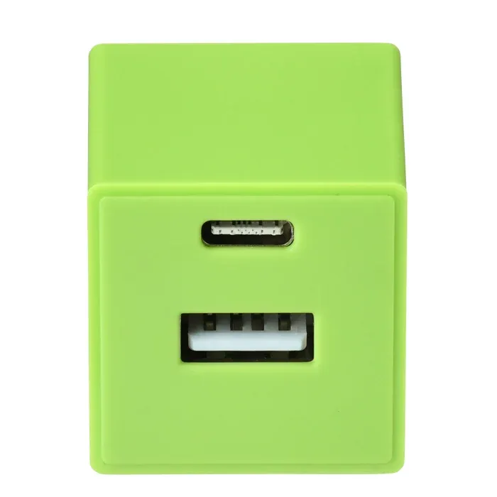 Cargador de pared dual USB-C visto de frente, carcasa blanca con puertos USB-C y USB-A