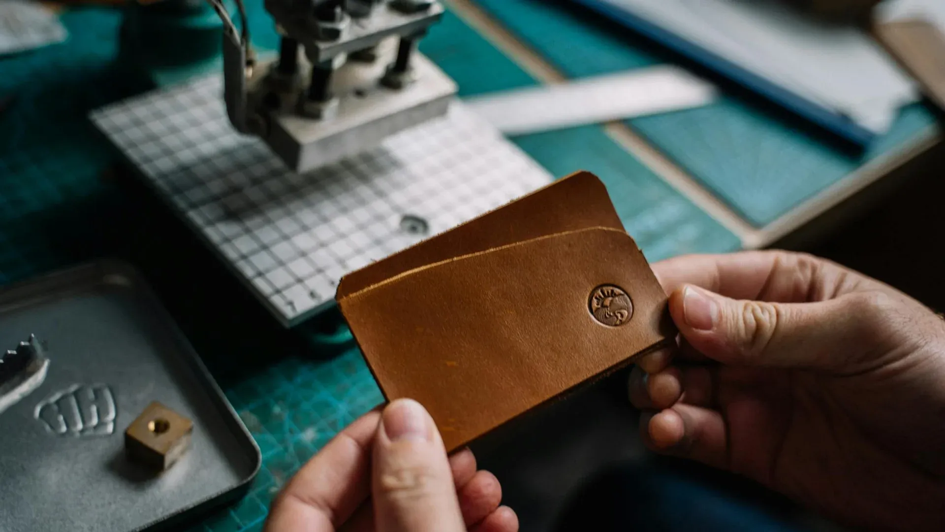 Detalle de productos promocionales en aluminio y madera