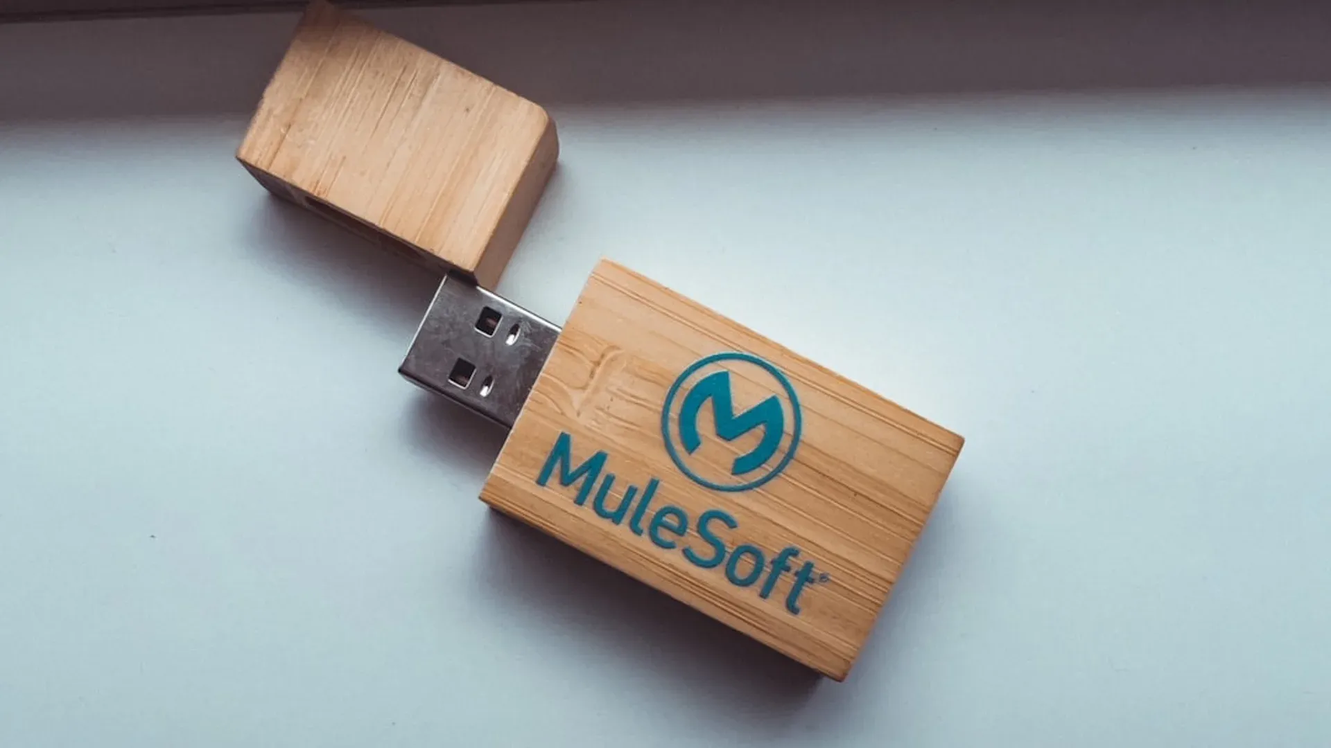 Comparación conceptual entre almacenamiento en la nube y pendrive USB