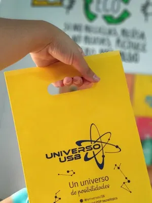 Bolsa con marca UniversoUSB en punto de venta.