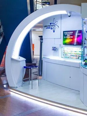 Isla de venta UniversoUSB en centro comercial.