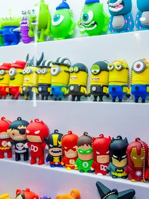 Exhibidor de pendrives en tienda.